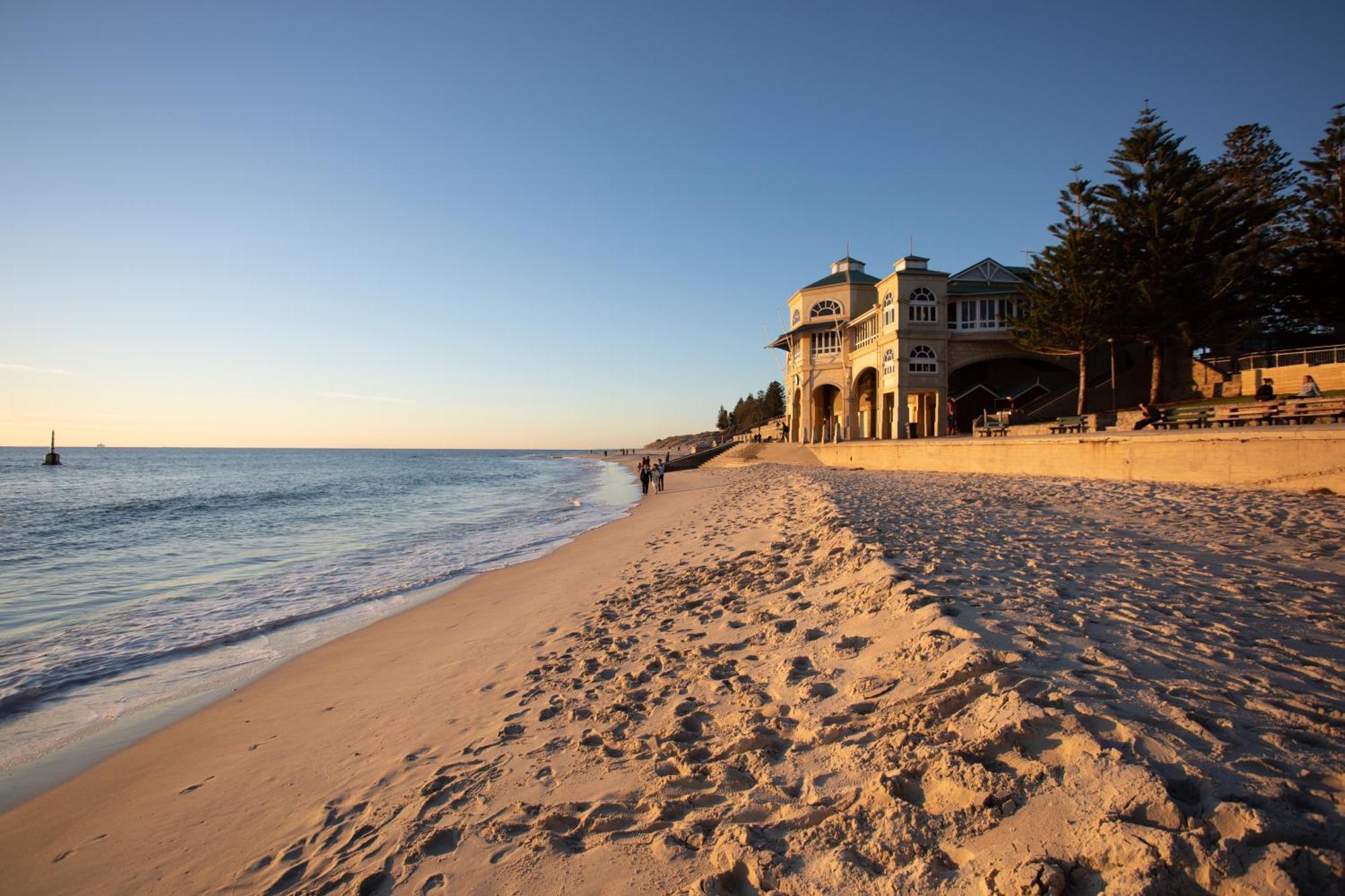 Cottesloe Beach Hotel Перт Экстерьер фото
